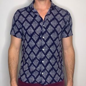 Men’s slim fit short sleeve button down!